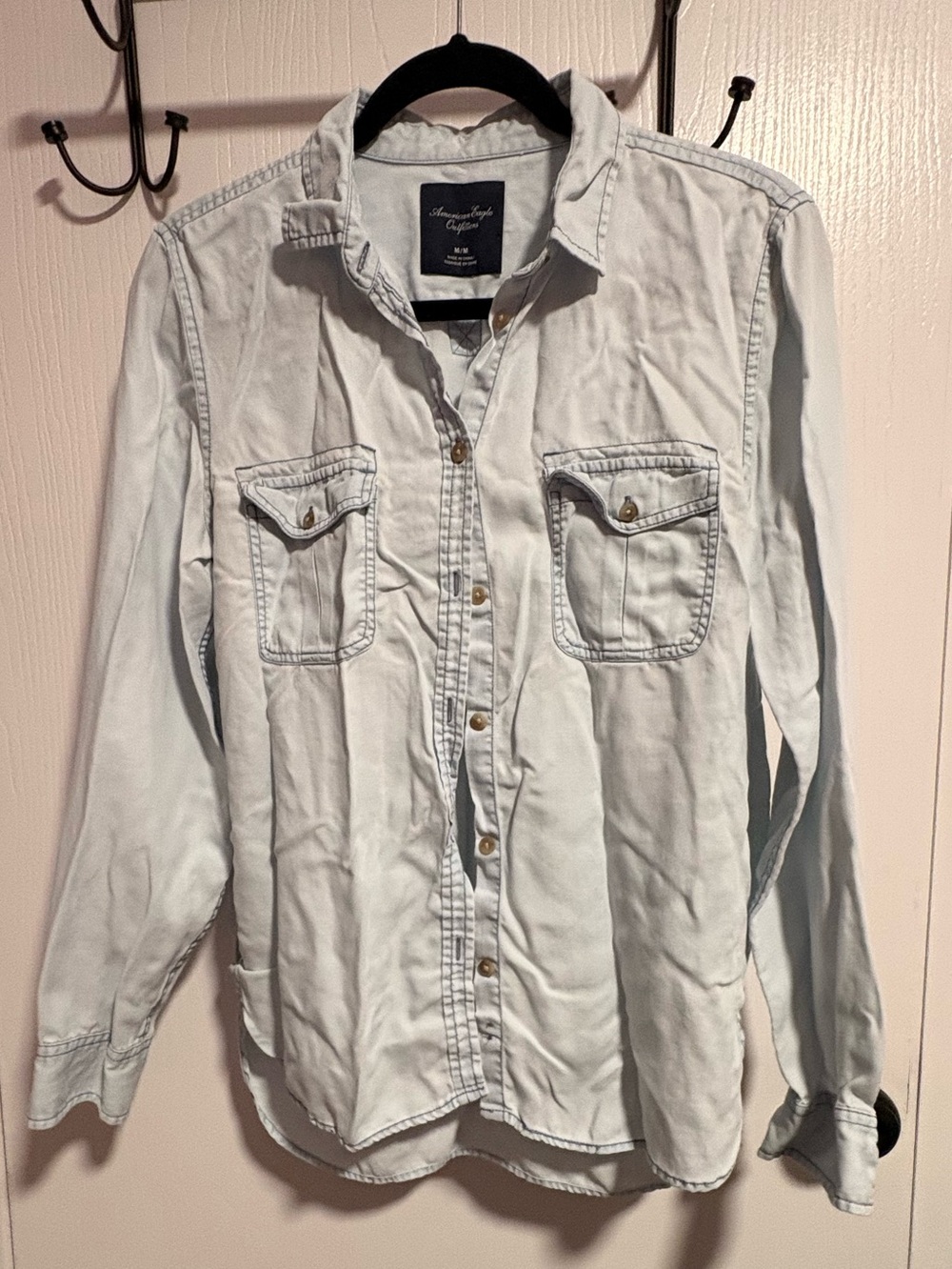 American Eagle 🦅 Button Up - light denim - size Medium